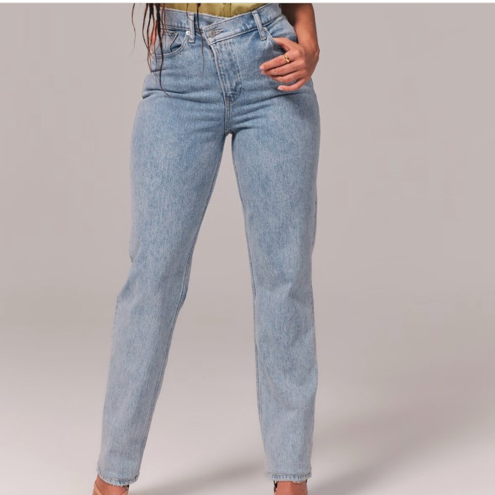 NWT Abercrombie & Fitch Curve Love Ultra High Rise 90s Slim Straight Jean